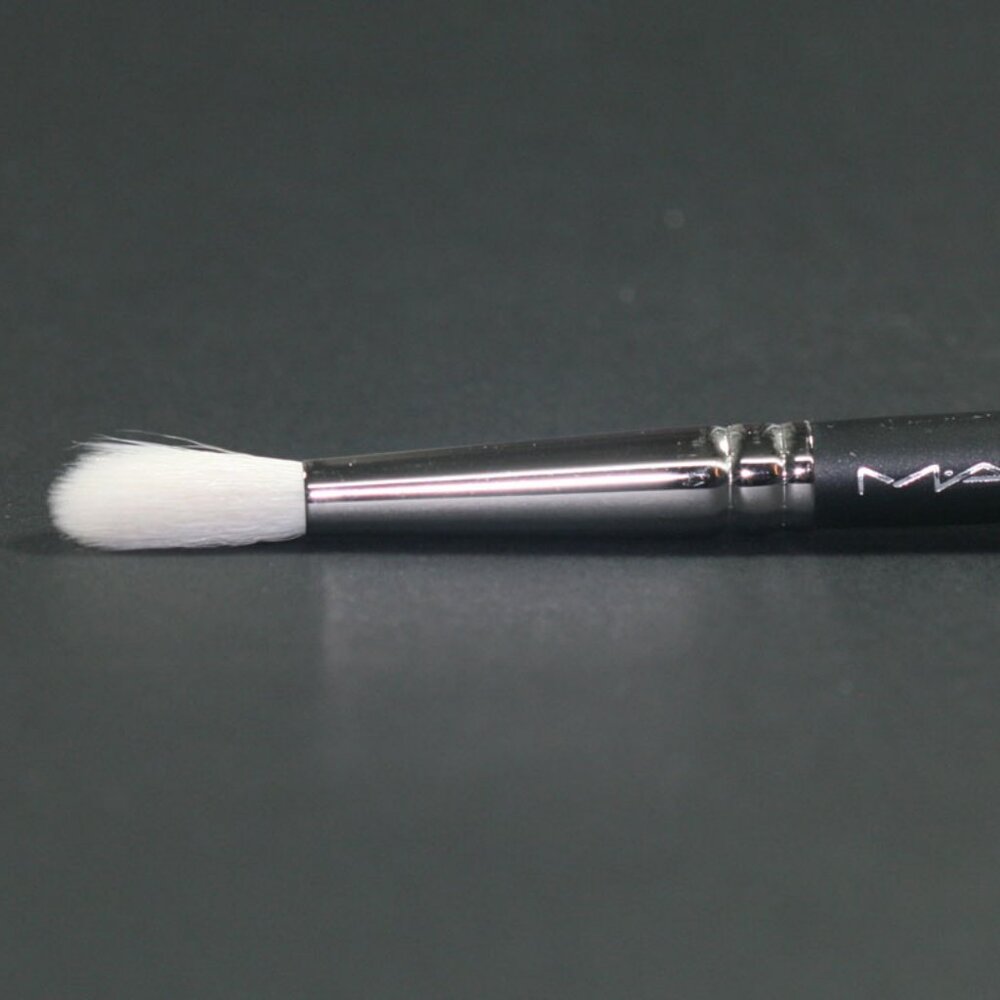 MAC 222 Natural Goat Hair Tapered Blending Brush